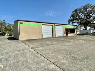 More details for 500 E Plantation Dr, Clute, TX - Industrial for Sale