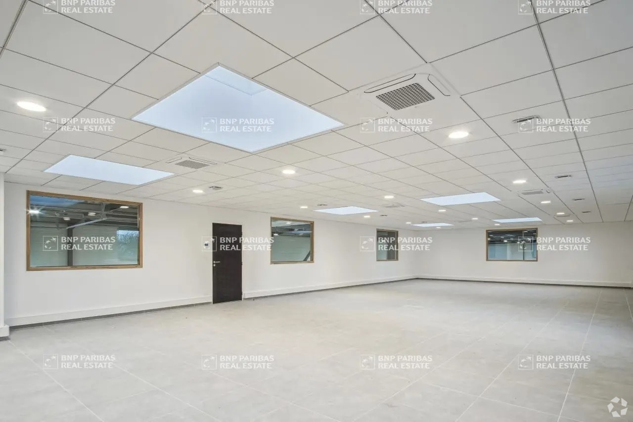 Light Industrial in Vaires-sur-Marne to rent Interior Photo- Image 1 of 7