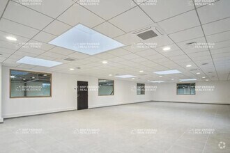 Light Industrial in Vaires-sur-Marne to rent Interior Photo- Image 1 of 7