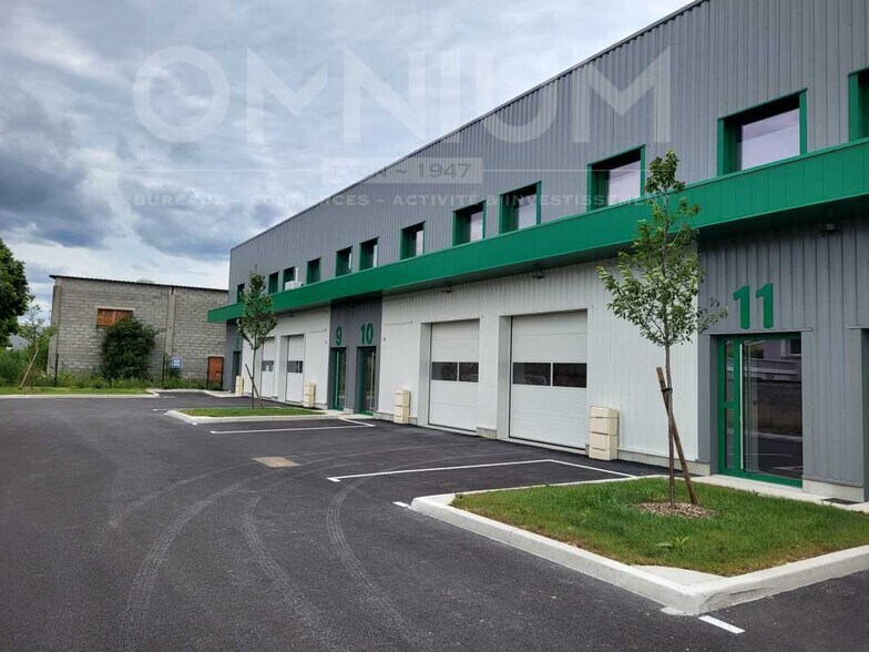Light Industrial in Mions to rent - Building Photo - Image 1 of 8