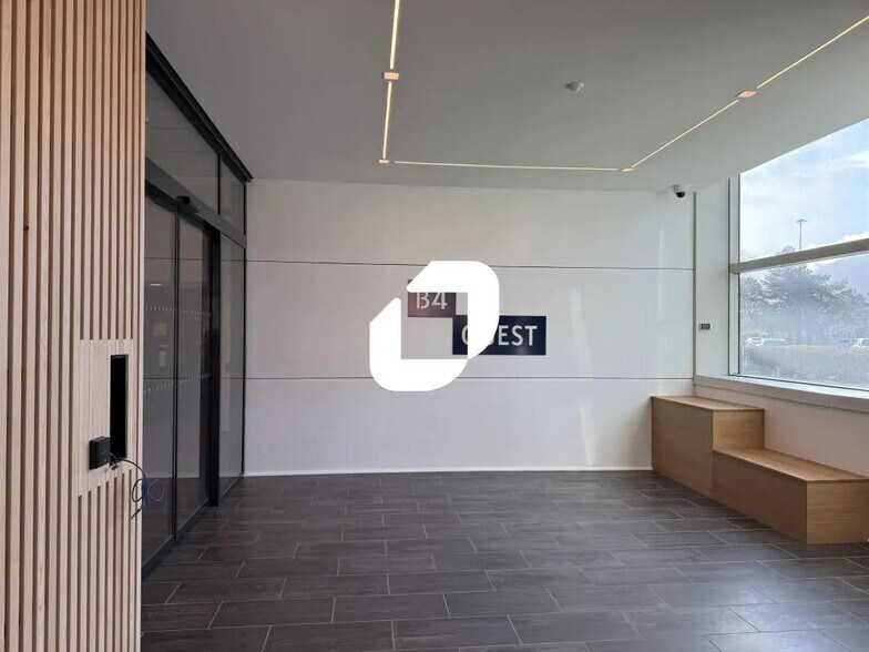 3 Avenue Raymond Chanas, Eybens to rent - Lobby - Image 3 of 15