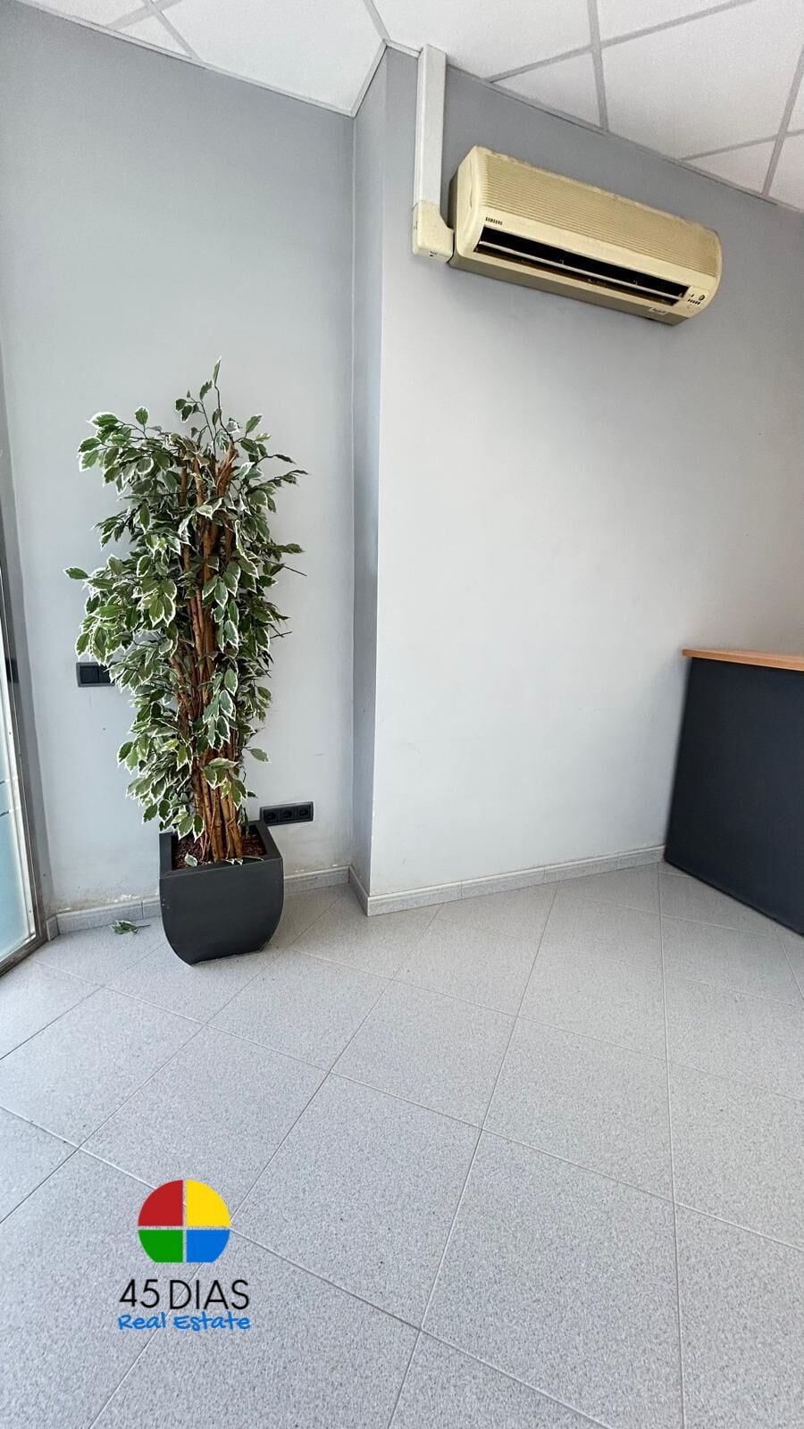 Office / Retail in Cerdanyola del Vallès, Barcelona to rent Interior Photo- Image 1 of 5