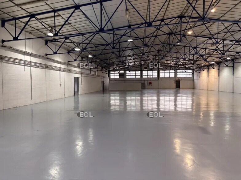 Light Industrial in Nanterre to rent - Building Photo - Image 2 of 9