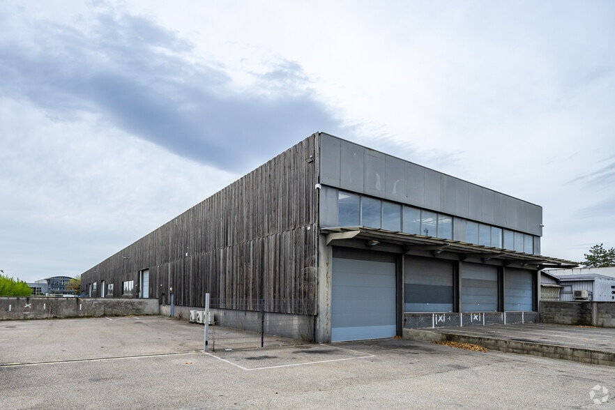 7 Rue Michel Jacquet, Saint-Priest to rent - Building Photo - Image 2 of 5