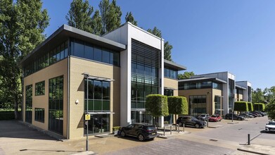 Chiltern Hl, Gerrards Cross to rent Building Photo- Image 2 of 8