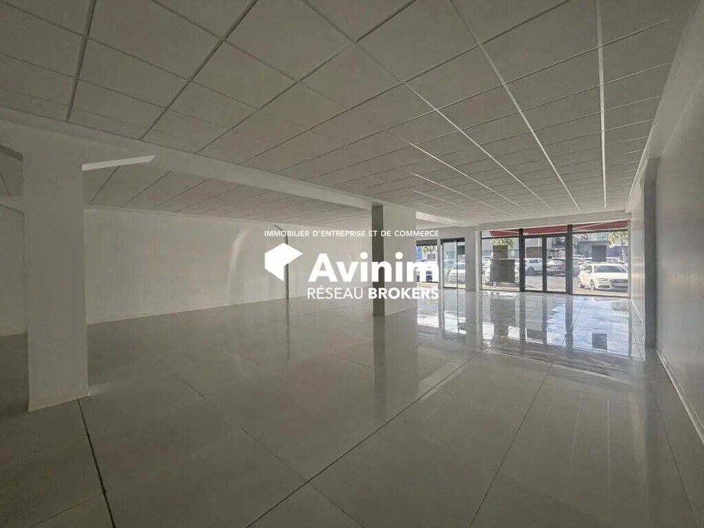 Location Commerce 200 m² - Photo 1