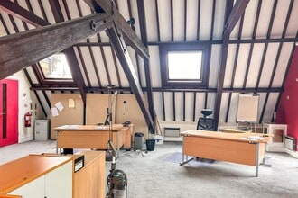 Queens Rd, Aldershot to rent Interior Photo- Image 2 of 8