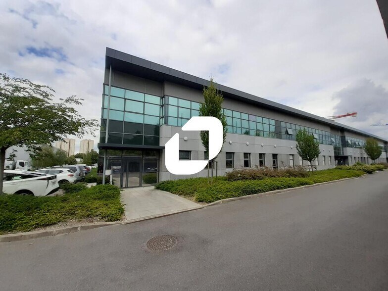 Office in Noisy-le-Sec to rent - Building Photo - Image 2 of 8