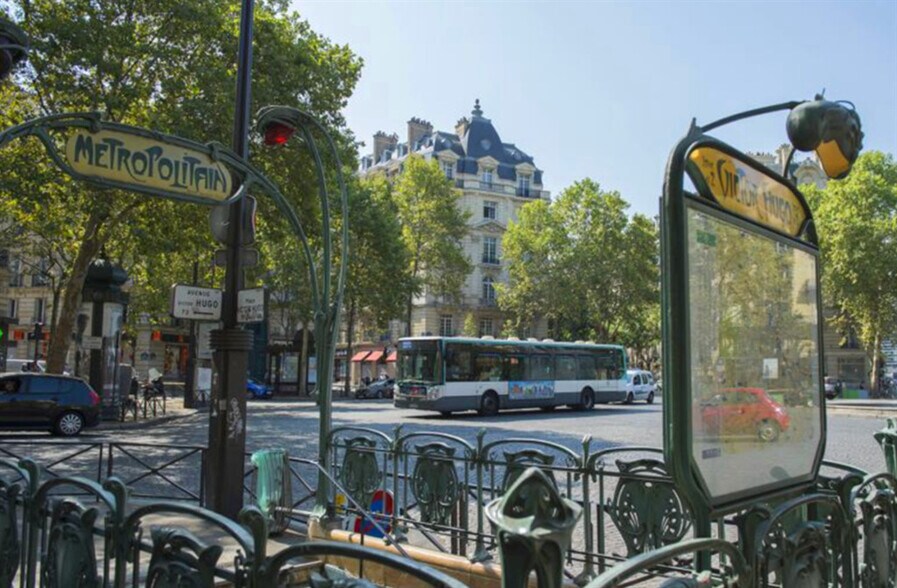Retail in Paris to rent - Building Photo - Image 2 of 5