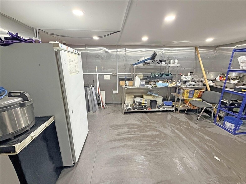 333-335 Leeds Rd, Huddersfield for sale - Interior Photo - Image 3 of 5