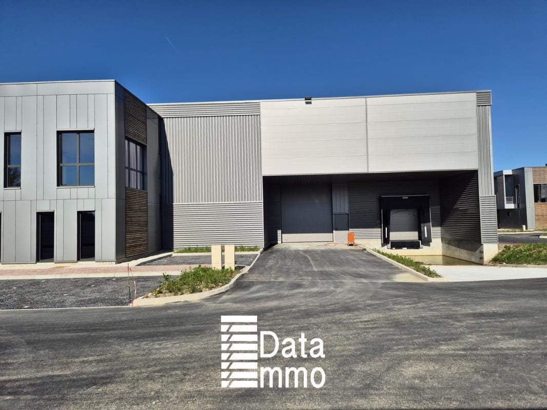 Industrial in Courtry to rent Building Photo- Image 1 of 15