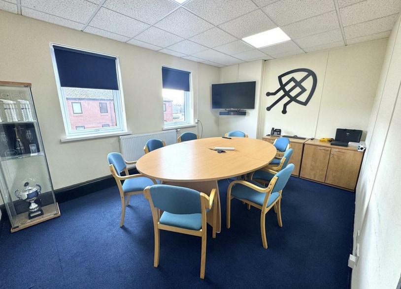 44 Cardiff Rd, Cardiff to rent - Building Photo - Image 3 of 4