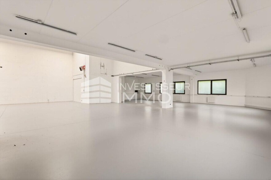 Light Industrial in Champs Sur Marne to rent - Interior Photo - Image 1 of 12