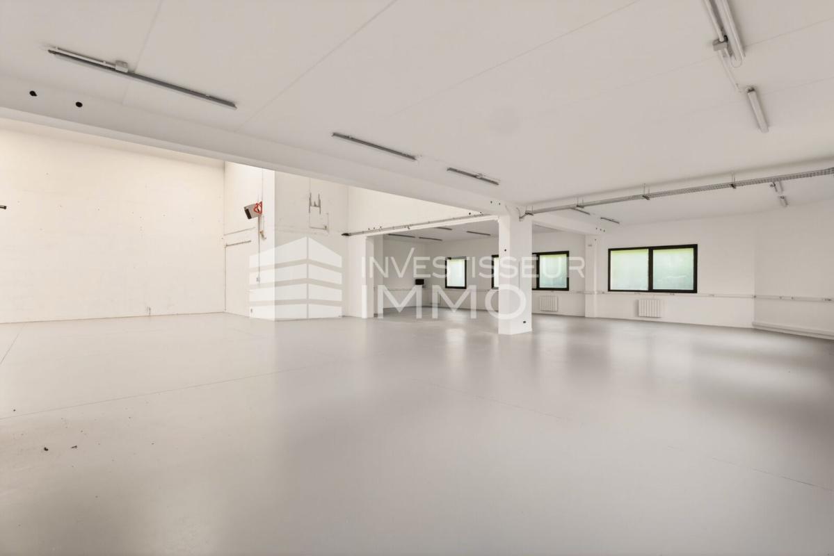 Light Industrial in Champs Sur Marne to rent Interior Photo- Image 1 of 13