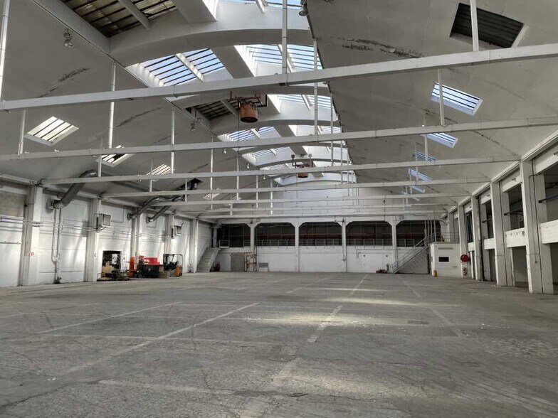 Industrial in La Courneuve to rent - Interior Photo - Image 2 of 11