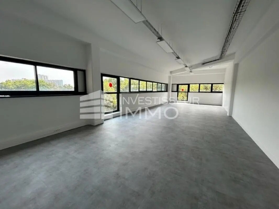 Office in Saint-Denis to rent Interior Photo- Image 1 of 5