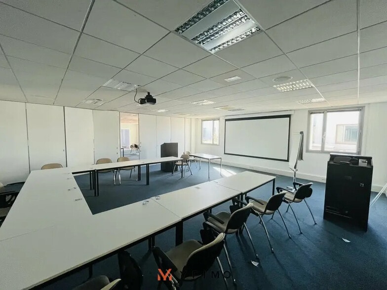 Light Industrial in Nanterre to rent - Building Photo - Image 3 of 5