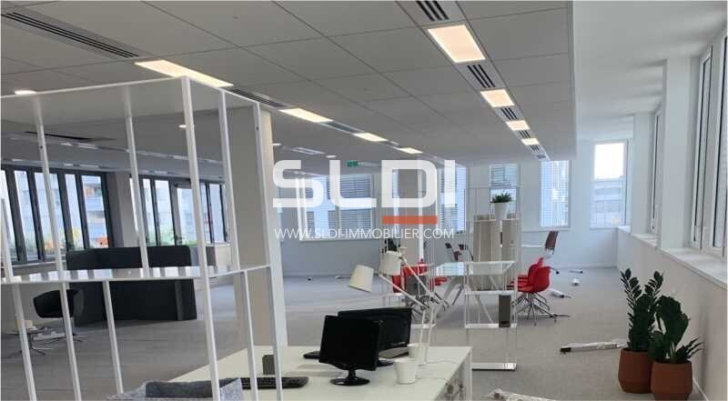 4 Rue Maurice Flandin, Vaulx-en-Velin to rent - Building Photo - Image 3 of 12