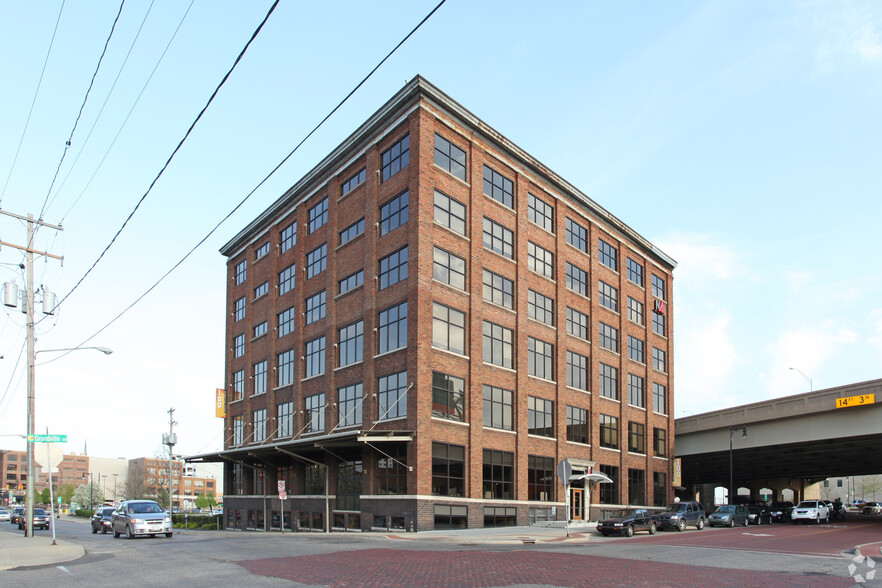 100 Grandville Ave SW, Grand Rapids, MI for rent - Building Photo - Image 1 of 12