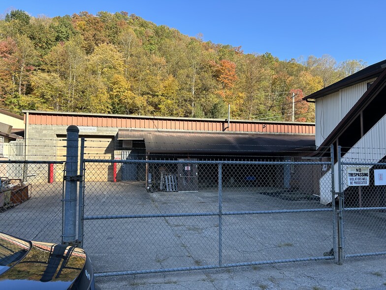 976 Enterprise Dr, Logan, WV for rent - Building Photo - Image 2 of 17