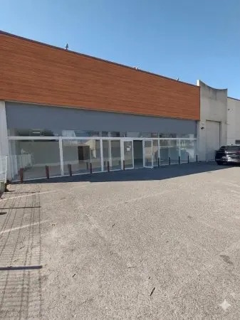 Location Local d'activités 300 m² - Photo 1