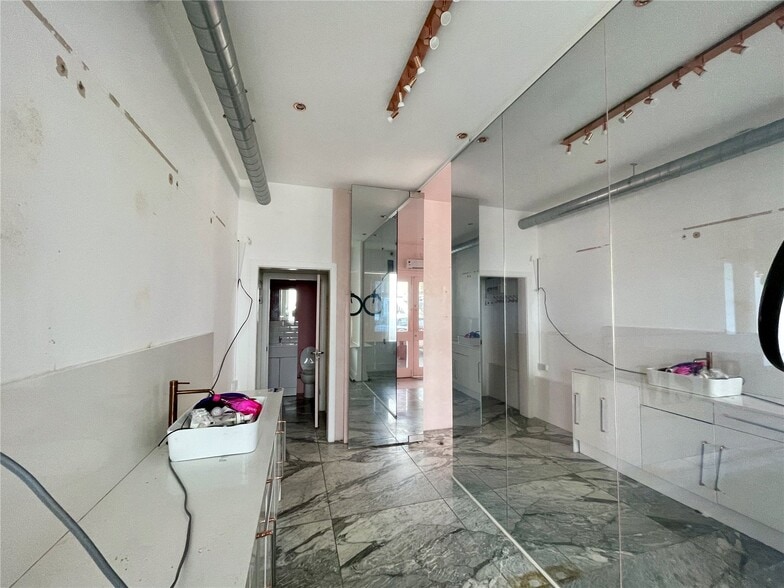 Ingrave Rd, Brentwood to rent - Interior Photo - Image 3 of 4