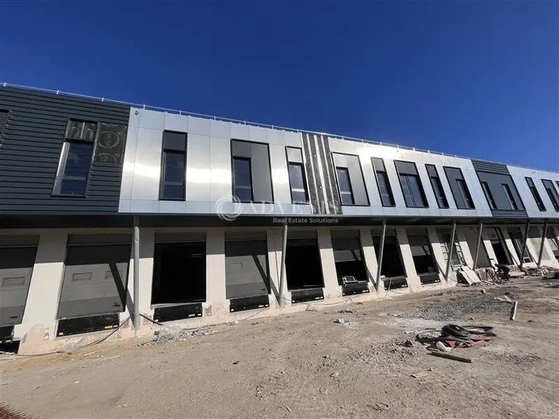 Industrial in Trappes to rent Building Photo- Image 1 of 8