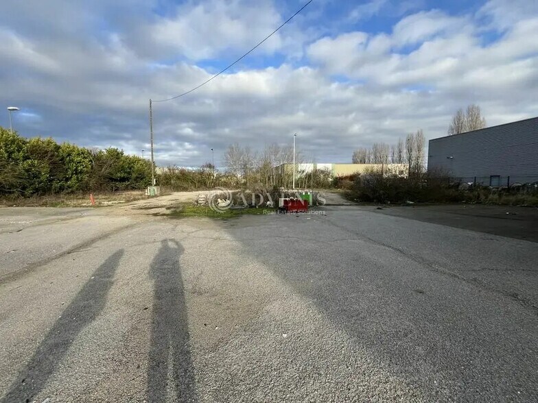Light Industrial in Coignières to rent - Building Photo - Image 3 of 5