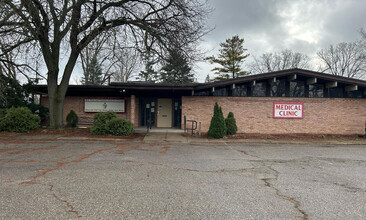 2025 W Holmes Rd, Lansing, MI for rent Building Photo- Image 1 of 10