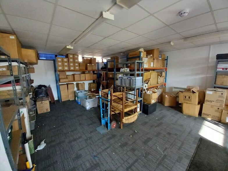 Suttons Business Park, Reading to rent - Interior Photo - Image 2 of 5