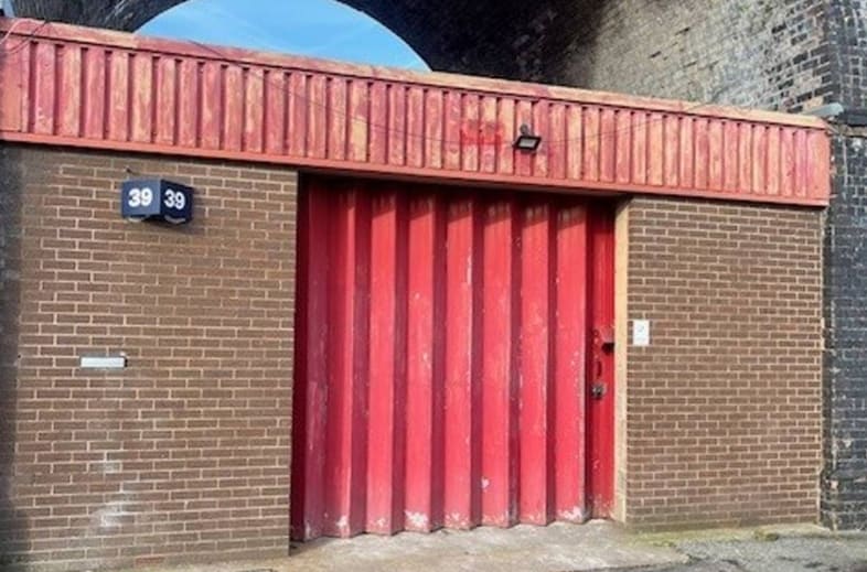 Crossland Ct, Leeds to rent Building Photo- Image 1 of 2