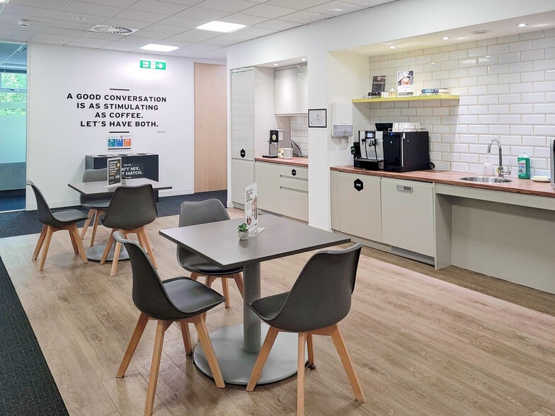 1 Gerrards Cross, Gerrards Cross to rent - Interior Photo - Image 3 of 17