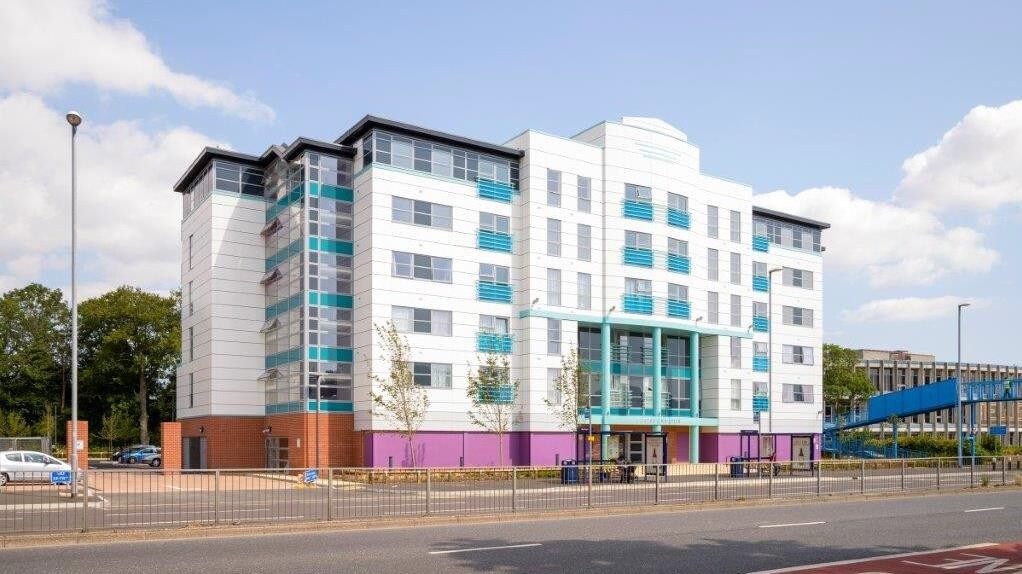 London Rd, Portsmouth for sale Primary Photo- Image 1 of 1