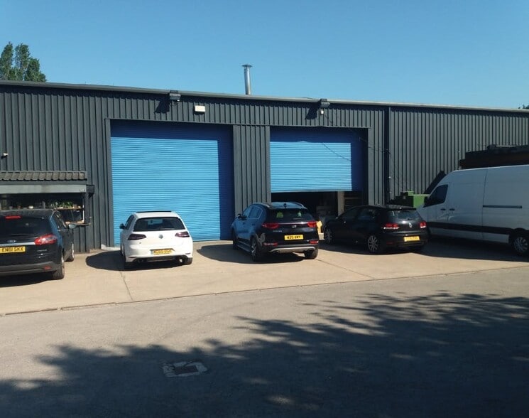 Globe Sq, Dukinfield to rent - Building Photo - Image 1 of 3