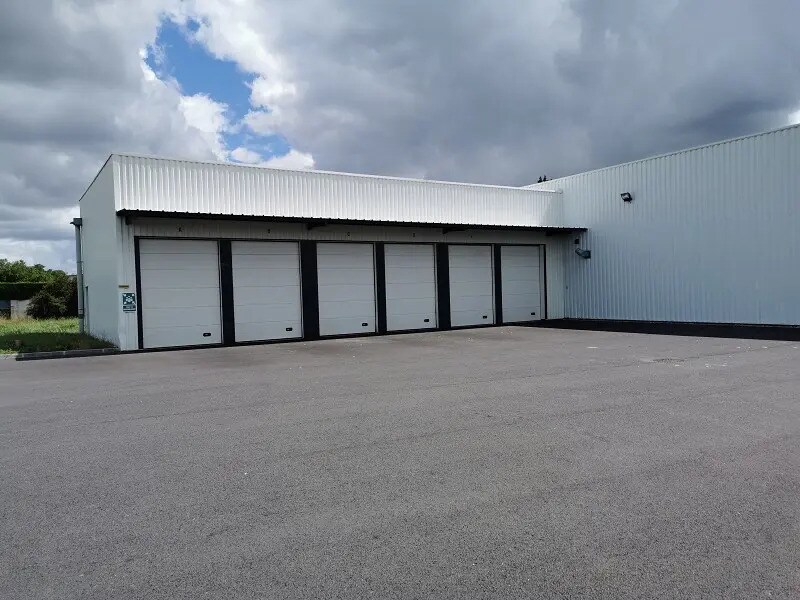 Location Local d'activités 500 m² - Photo 1