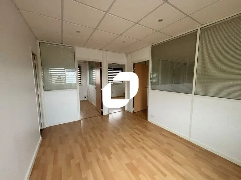 Office in Lisses to rent - Interior Photo - Image 3 of 11