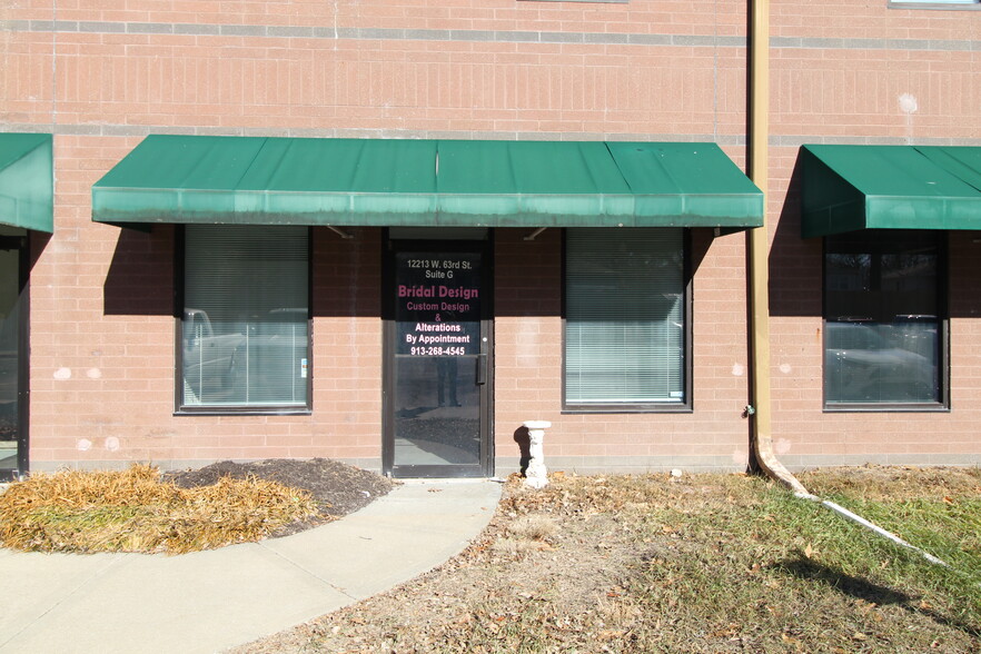 12219-12221 Shawnee Mission Pky, Shawnee, KS for rent - Building Photo - Image 3 of 4