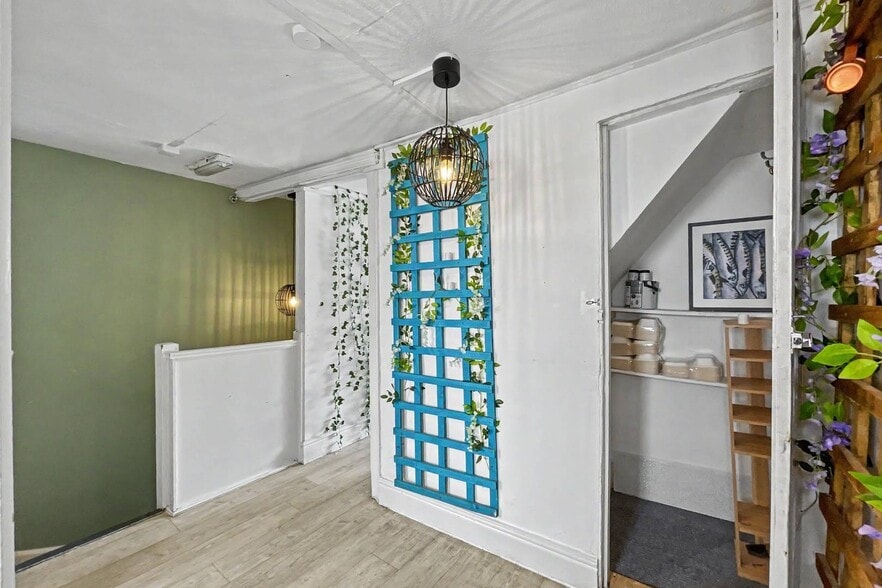 18 Victoria Sq, Truro for sale - Interior Photo - Image 3 of 21