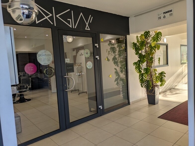 Retail in Bourgoin-Jallieu to rent - Building Photo - Image 3 of 14
