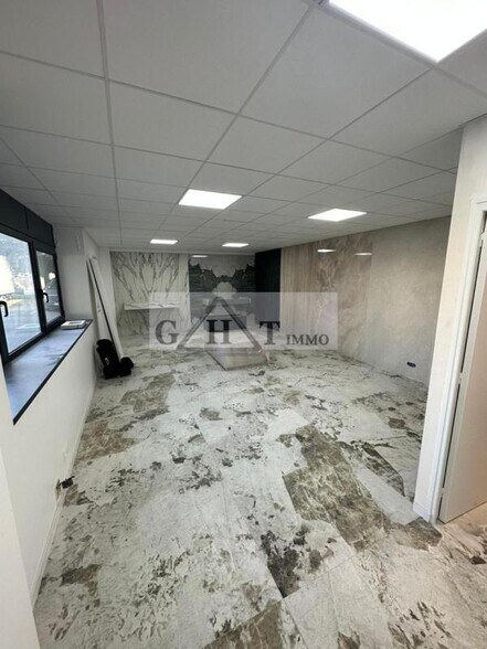 Office in Lieusaint to rent - Interior Photo - Image 2 of 3