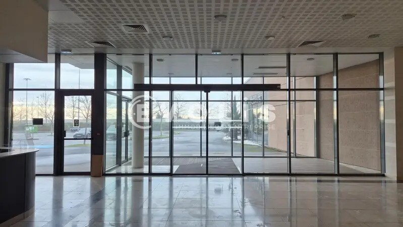 Light Industrial in Villiers-sur-Marne to rent - Building Photo - Image 2 of 21