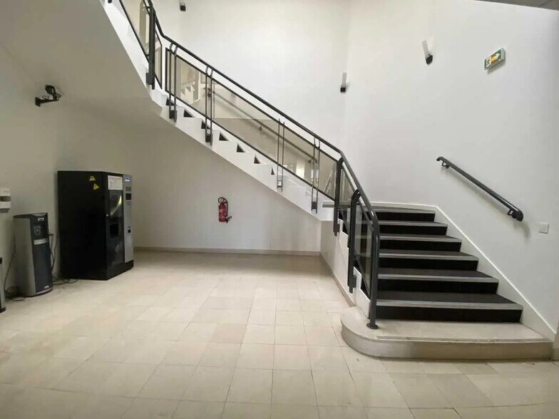 Office in Émerainville to rent - Lobby - Image 2 of 8