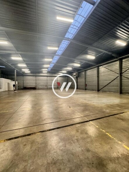 Industrial in Louvres to rent - Building Photo - Image 2 of 11