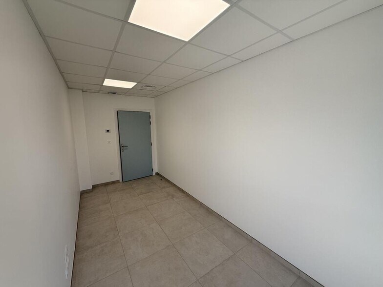 Office in Lorgues for sale - Interior Photo - Image 1 of 2