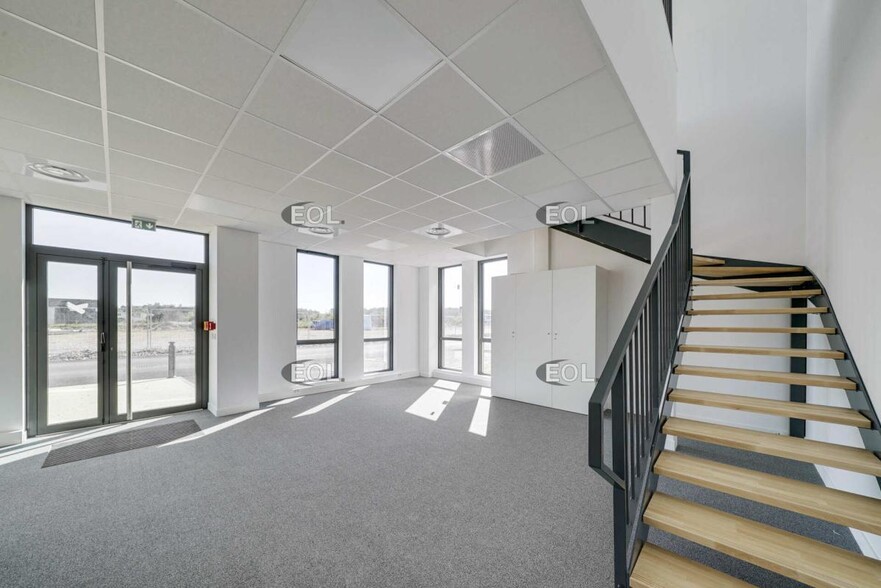 Industrial in Saint-Priest to rent - Interior Photo - Image 2 of 5