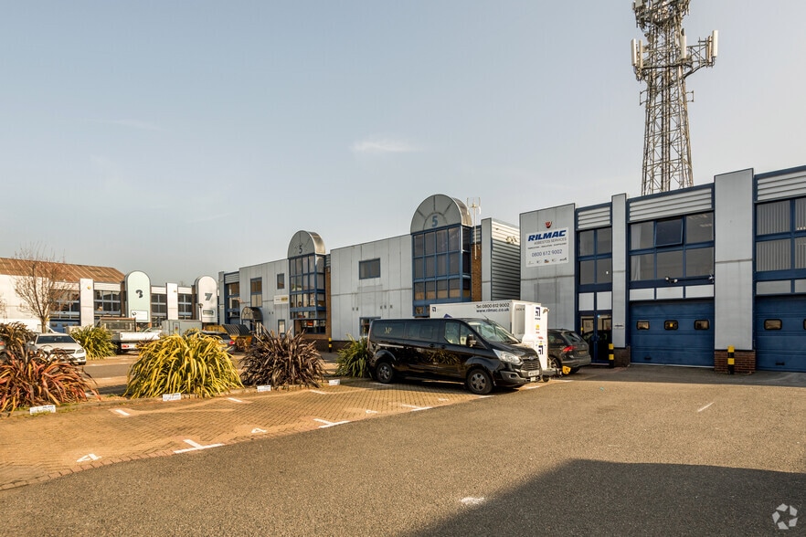 Ashton Rd, Romford to rent - Building Photo - Image 2 of 3