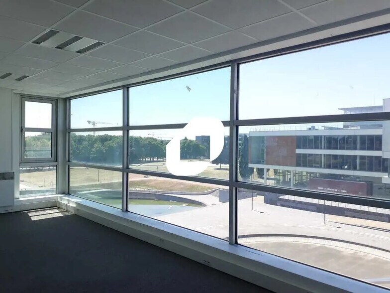 Office in Guyancourt to rent - Building Photo - Image 3 of 6