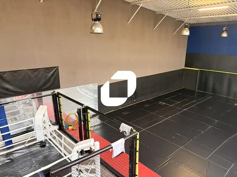 Retail in Pessac to rent - Interior Photo - Image 2 of 9