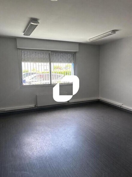 1 Rue Jacques Monod, Vaulx-en-Velin to rent - Interior Photo - Image 3 of 4
