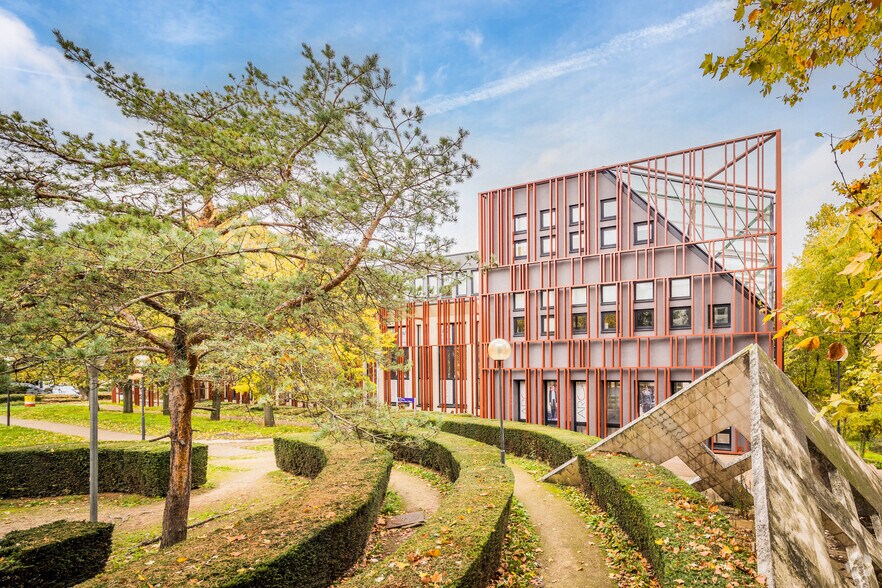 1 Place Des Hauts Tilliers, Gennevilliers to rent - Building Photo - Image 2 of 5